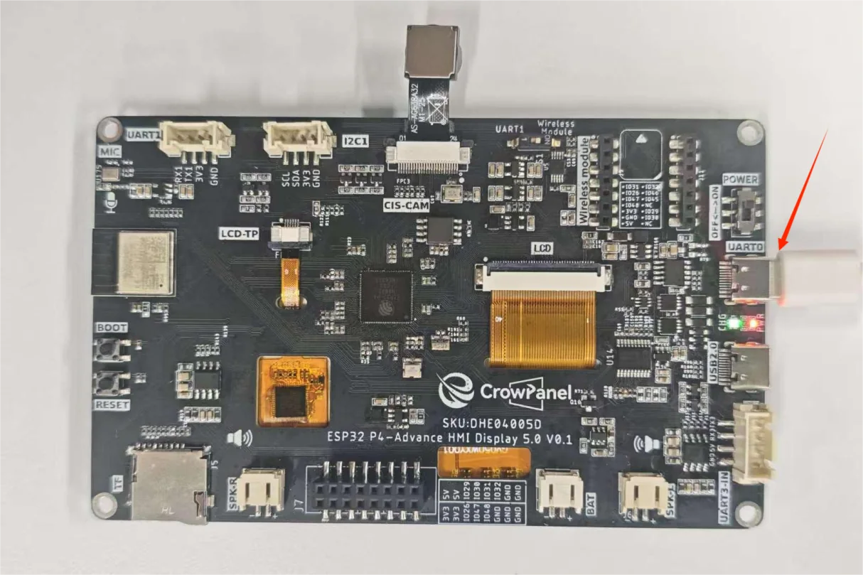 The image shows the connection position between the development board and external modules or the USB data cable; power off before plugging or unplugging, and verify the connector orientation and supply voltage
